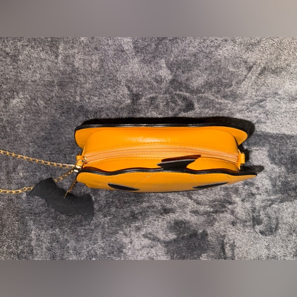 NWOT Pumpkin Shaped Crossbody Bag - Picture 11 of 13